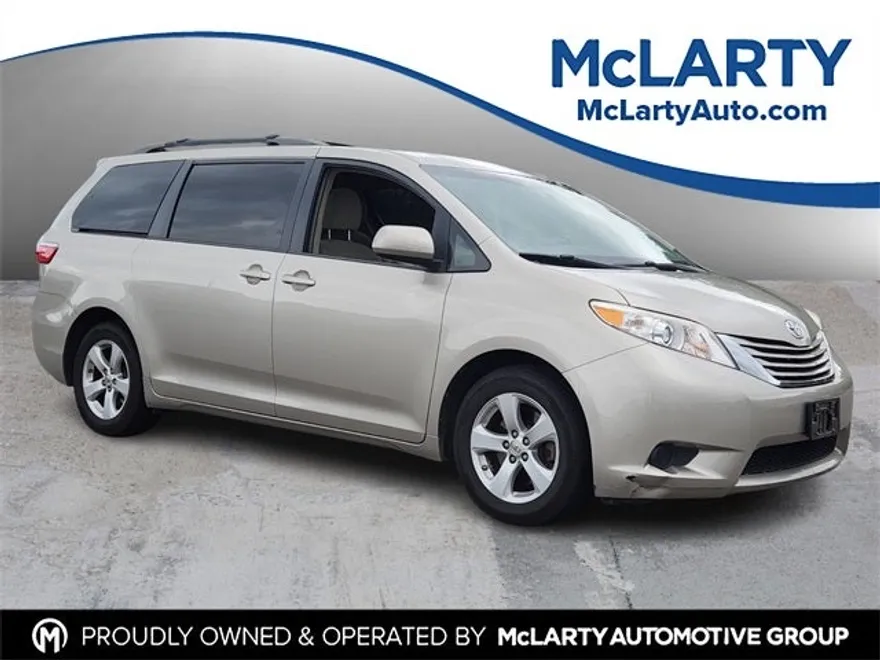 2015 Toyota Sienna LE photo 1
