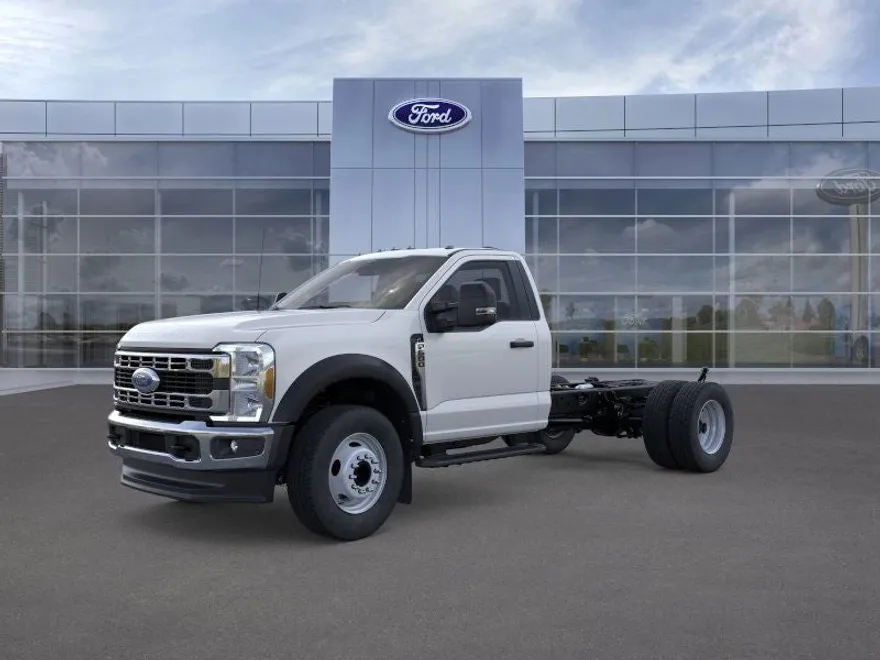 2025 Ford F-600 photo 1