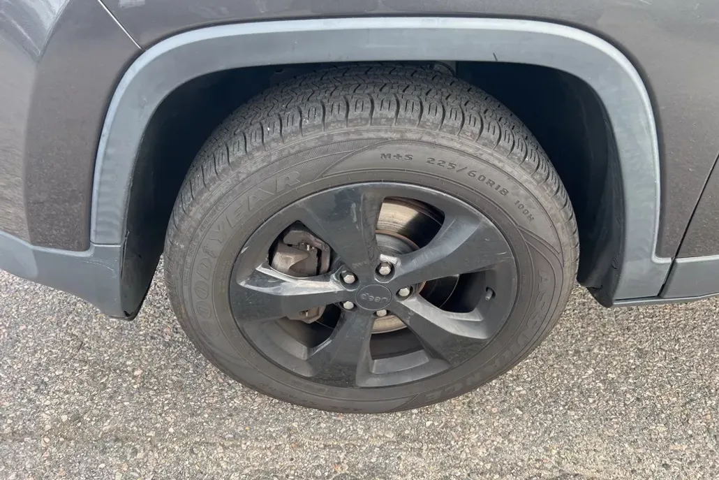 2016 Jeep Cherokee Altitude photo 1
