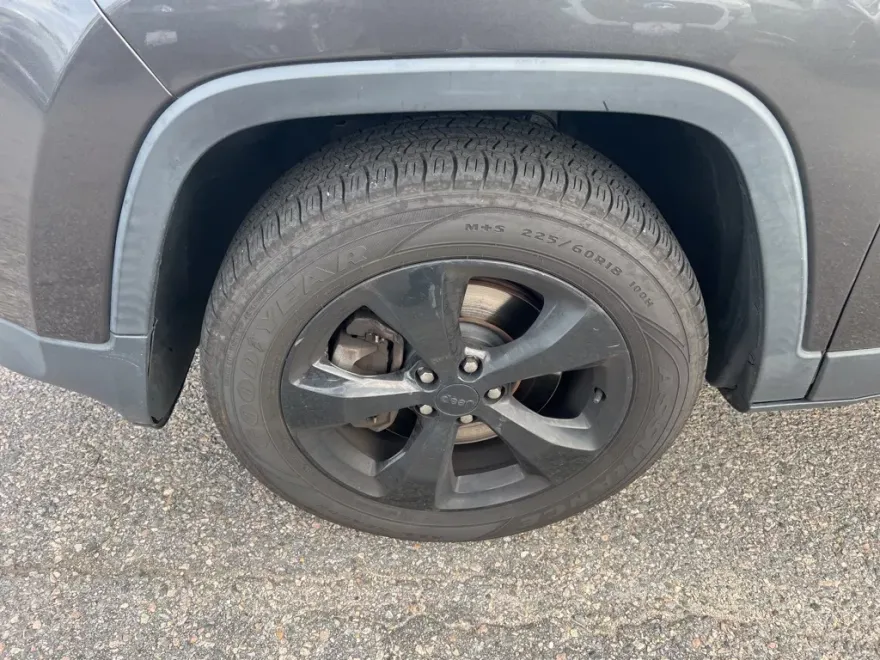 2016 Jeep Cherokee Altitude photo 1