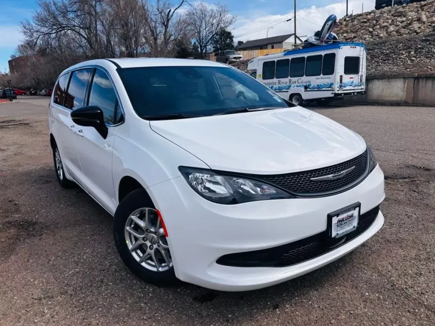 2025 Chrysler Voyager LX photo 1