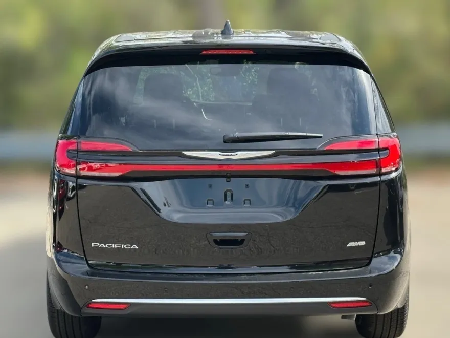 2026 Chrysler Pacifica photo 1