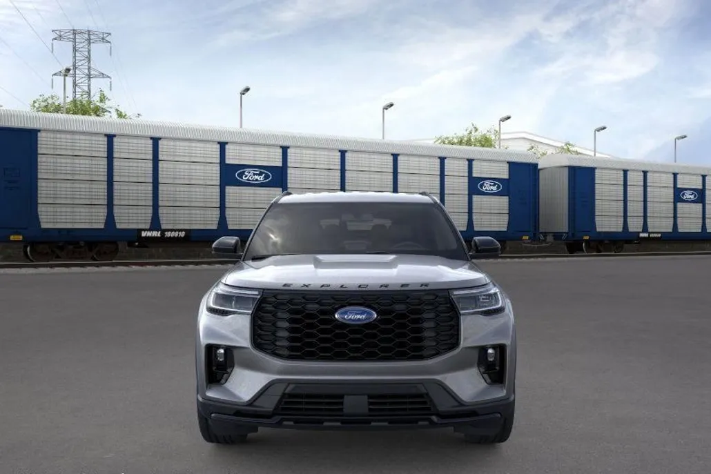 2025 Ford Explorer ST-Line photo 1