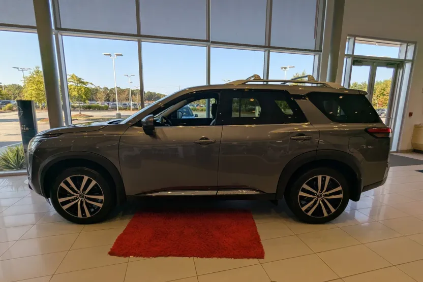 2025 Nissan Pathfinder Platinum photo 1