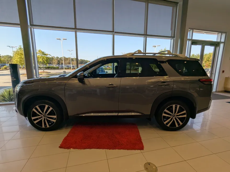 2025 Nissan Pathfinder Platinum photo 1
