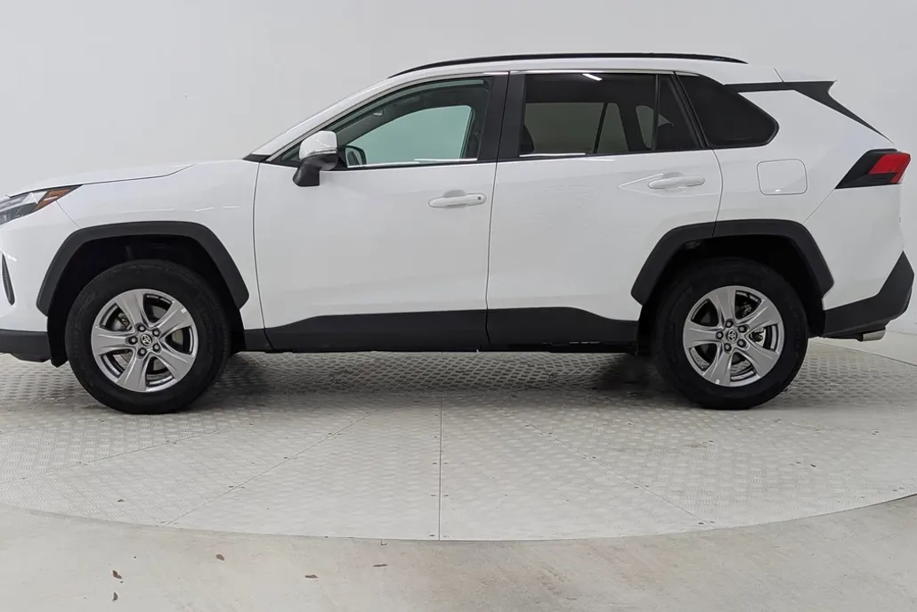 2024 Toyota RAV4 XLE photo 1