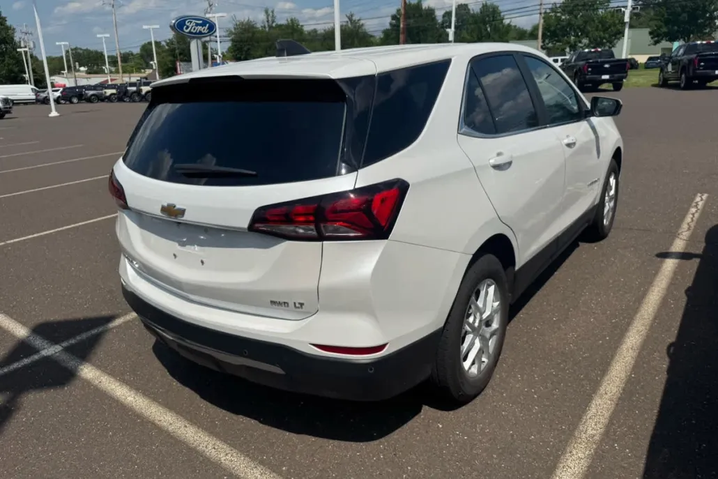 2022 Chevrolet Equinox LT photo 1