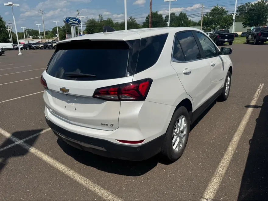 2022 Chevrolet Equinox LT photo 1