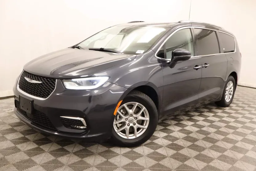 2021 Chrysler Pacifica Touring L photo 1