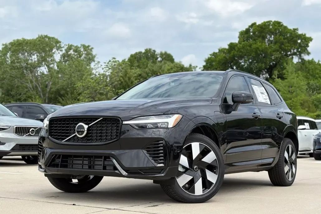 2025 Volvo XC60 Hybrid T8 Plus photo 1