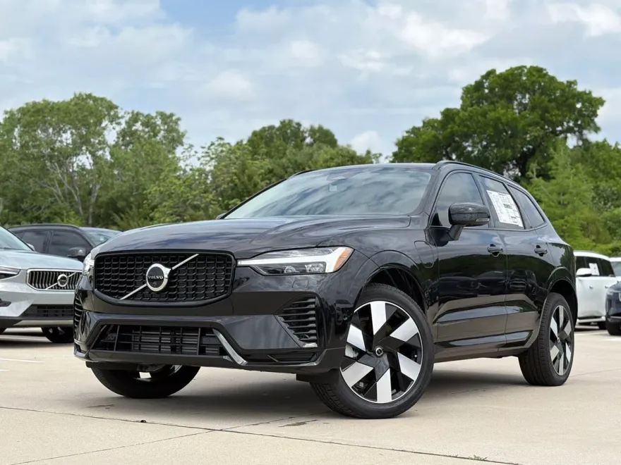 2025 Volvo XC60 Hybrid T8 Plus photo 1