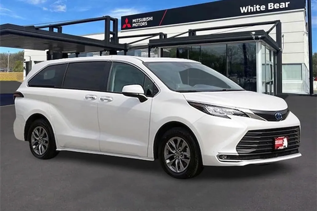 2023 Toyota Sienna XLE photo 1