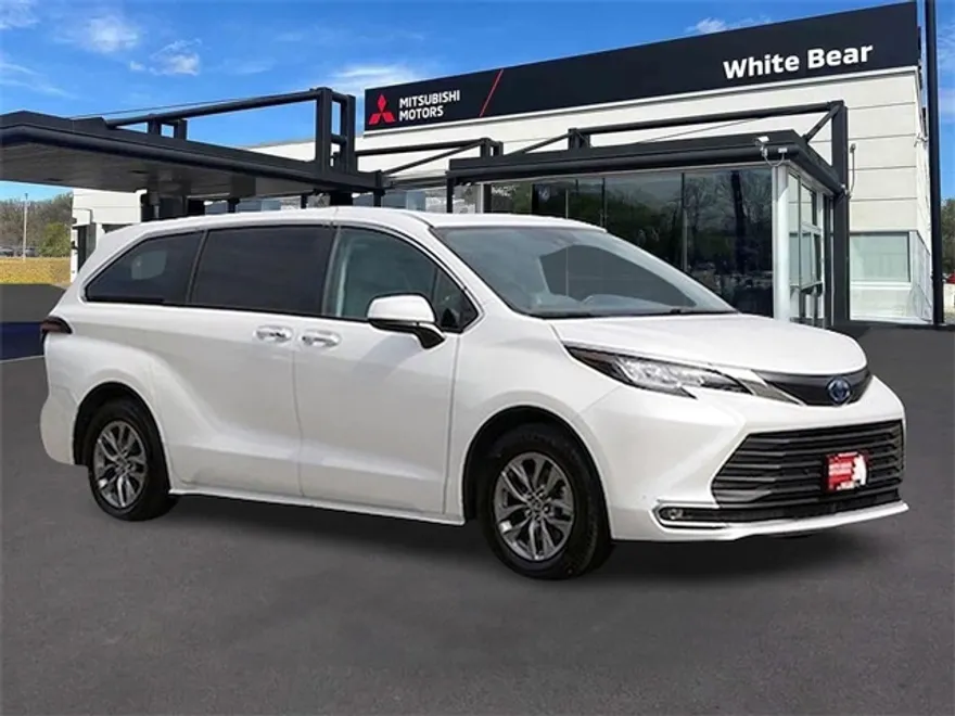 2023 Toyota Sienna XLE photo 1