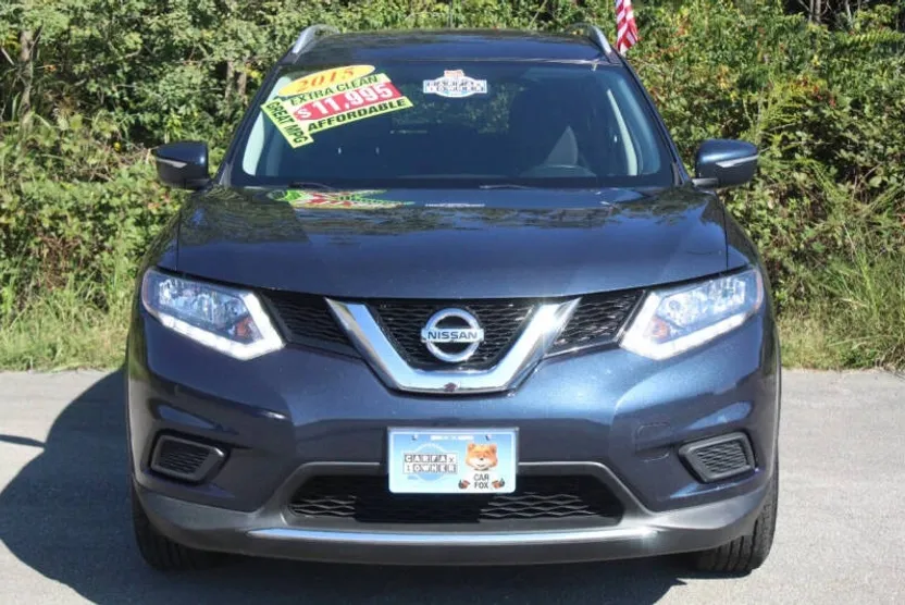 2015 Nissan Rogue SV photo 1