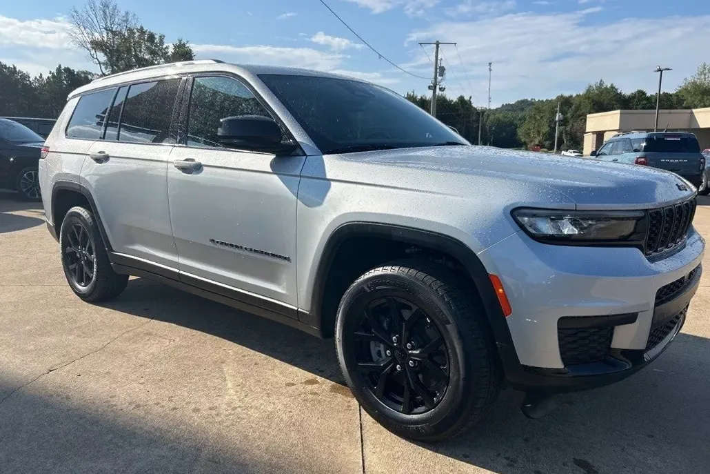2024 Jeep Grand Cherokee Altitude photo 1