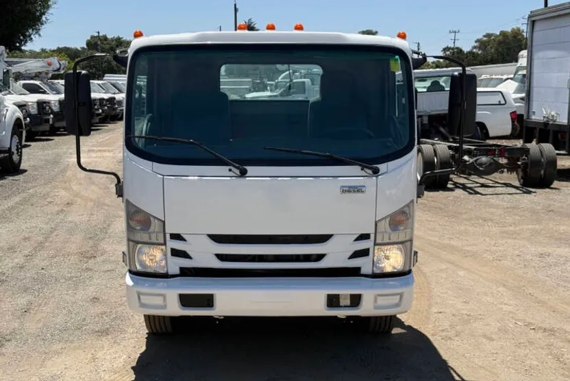 2017 Isuzu NQR photo 1
