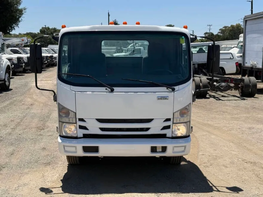2017 Isuzu NQR photo 1