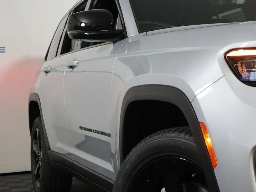 2025 Jeep Grand Cherokee Limited photo 3