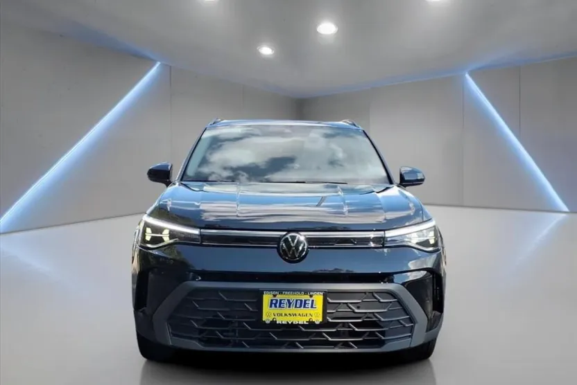 2025 Volkswagen Taos SE photo 1