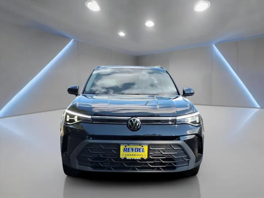 2025 Volkswagen Taos SE photo 1