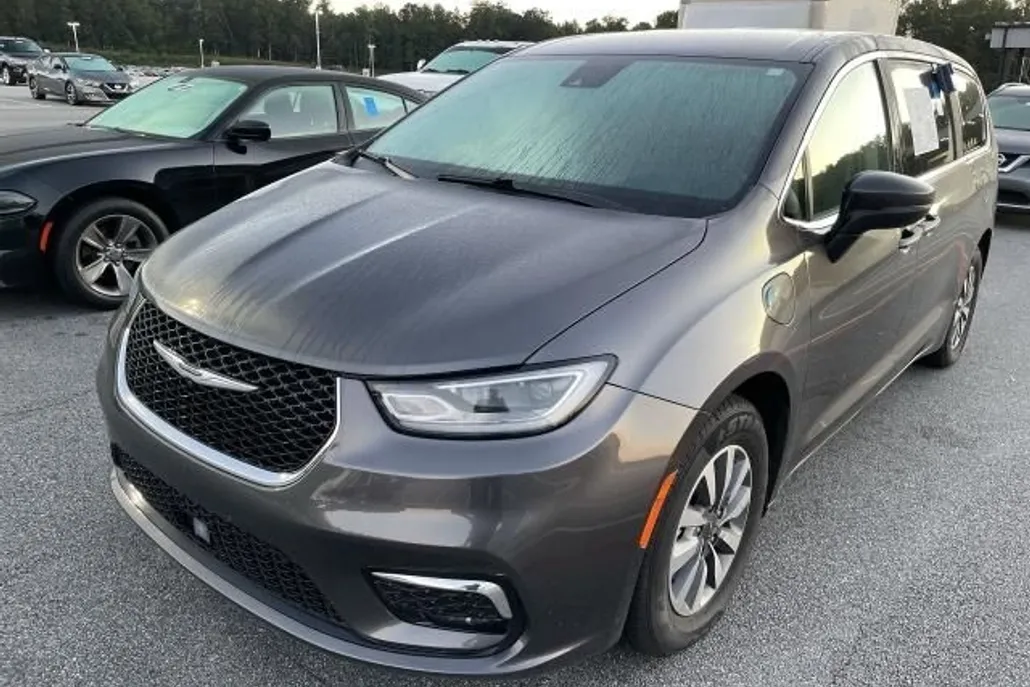 2023 Chrysler Pacifica Hybrid Touring L photo 1