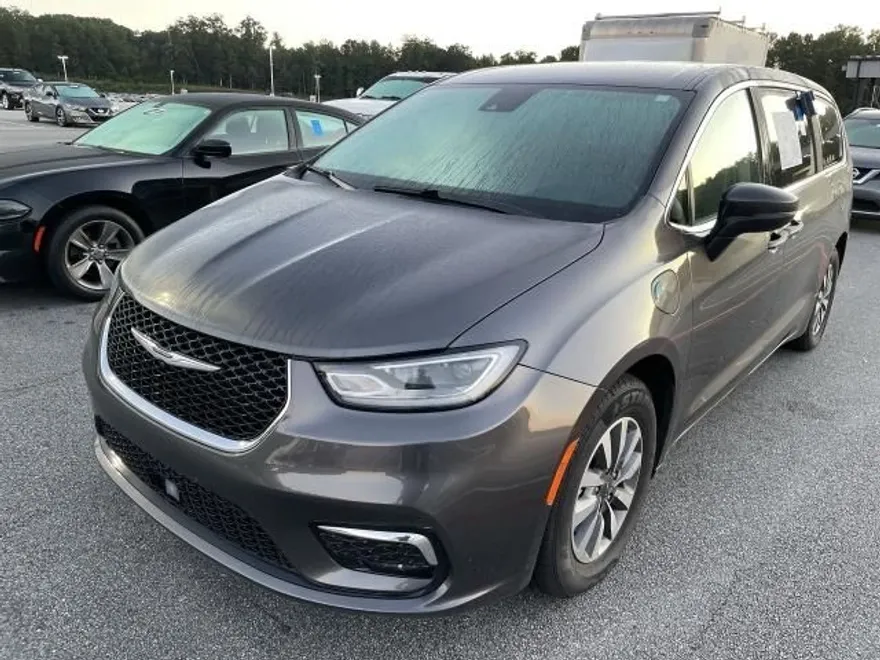 2023 Chrysler Pacifica Hybrid Touring L photo 1