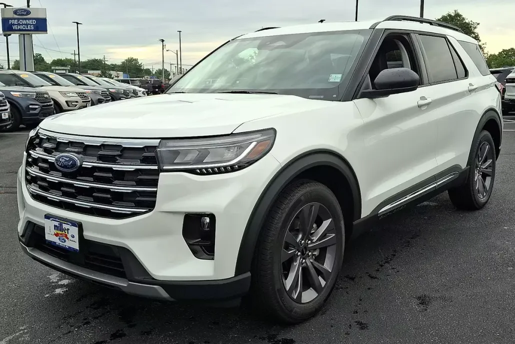 2025 Ford Explorer photo 1