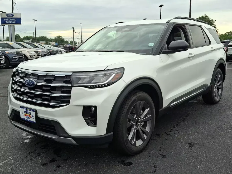 2025 Ford Explorer photo 1