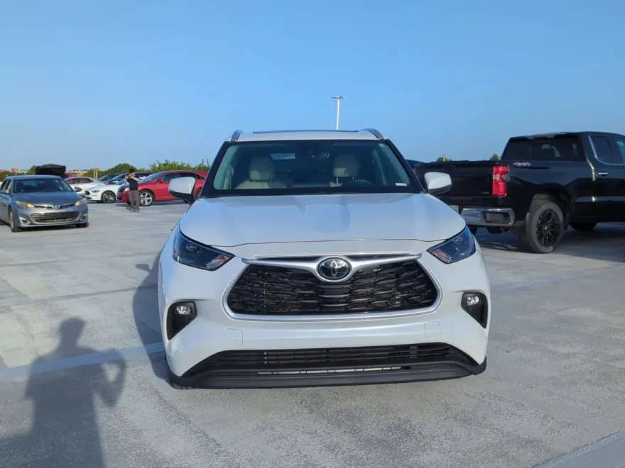 2022 Toyota Highlander XLE photo 1