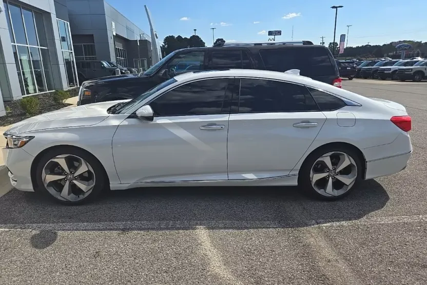 2018 Honda Accord Touring photo 1