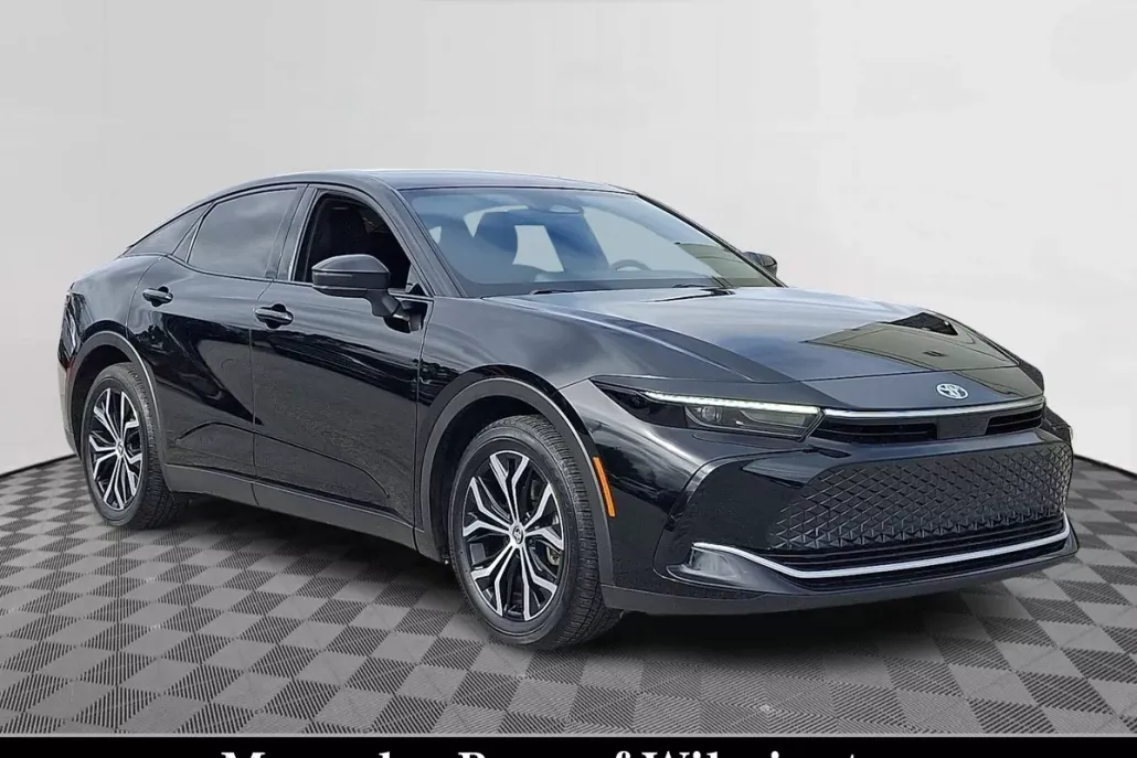 2023 Toyota Crown XLE photo 1