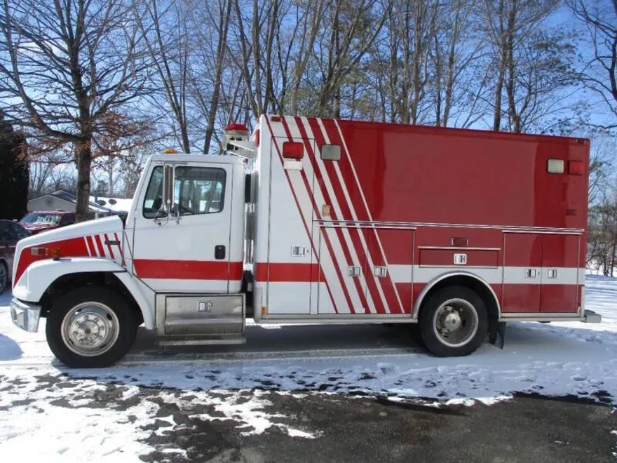 2000 Freightliner FL60 photo 1