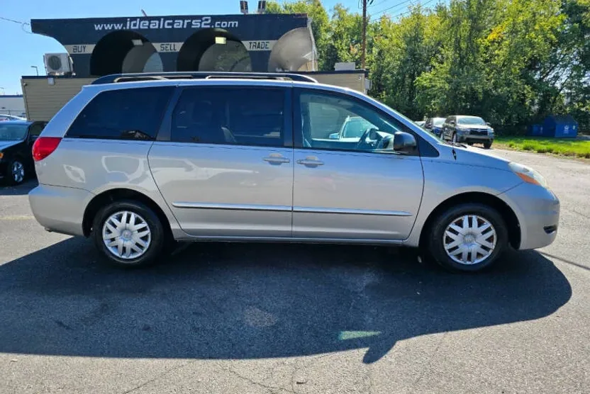 2007 Toyota Sienna CE photo 1