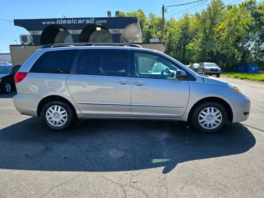 2007 Toyota Sienna CE photo 1