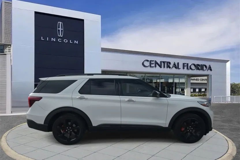 2020 Ford Explorer ST photo 1