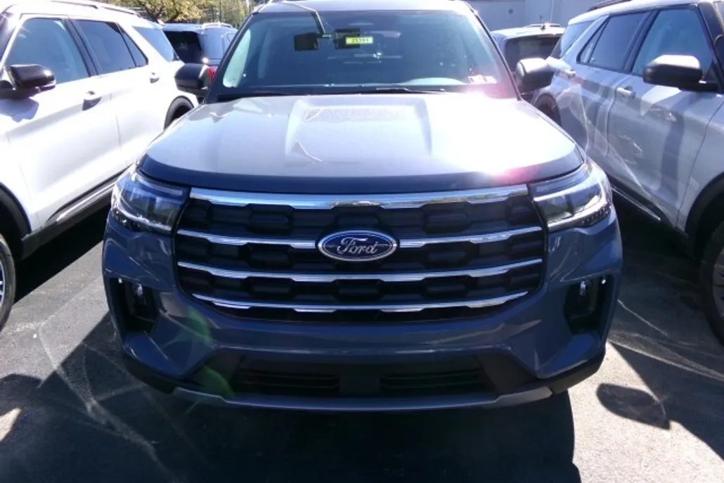 2025 Ford Explorer photo 1