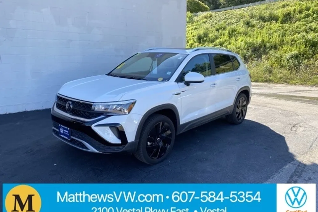 2024 Volkswagen Taos SE photo 1