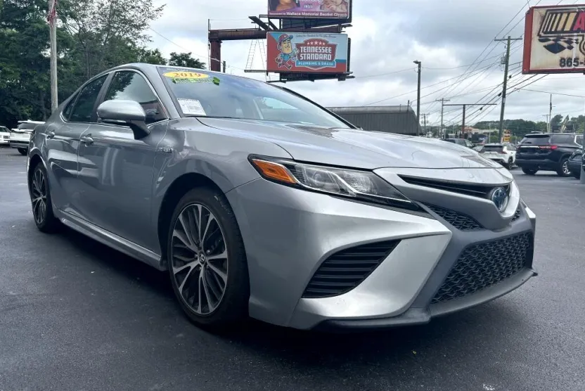 2019 Toyota Camry Hybrid XLE photo 1