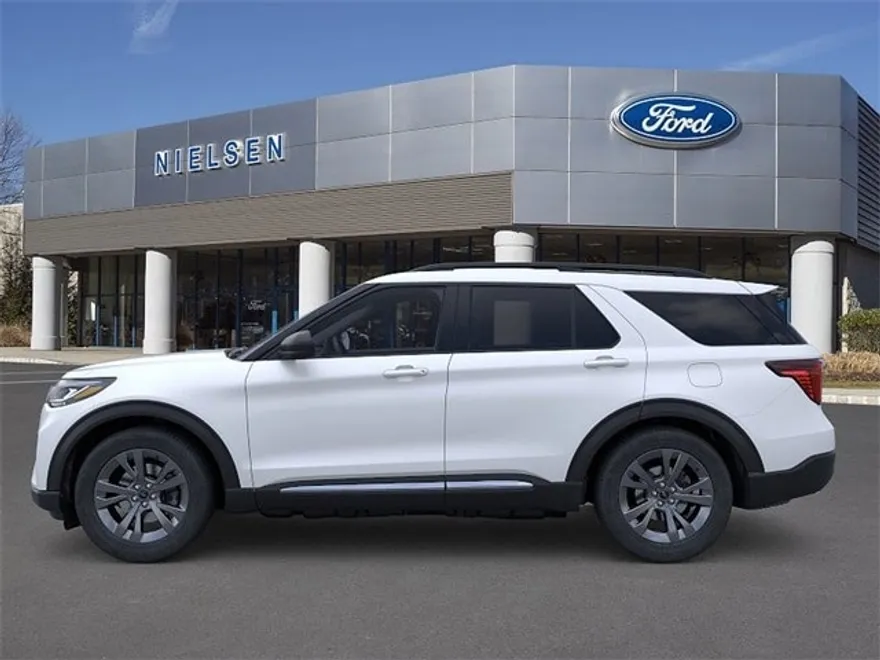 2025 Ford Explorer photo 1