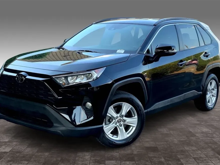 2021 Toyota RAV4 XLE photo 1