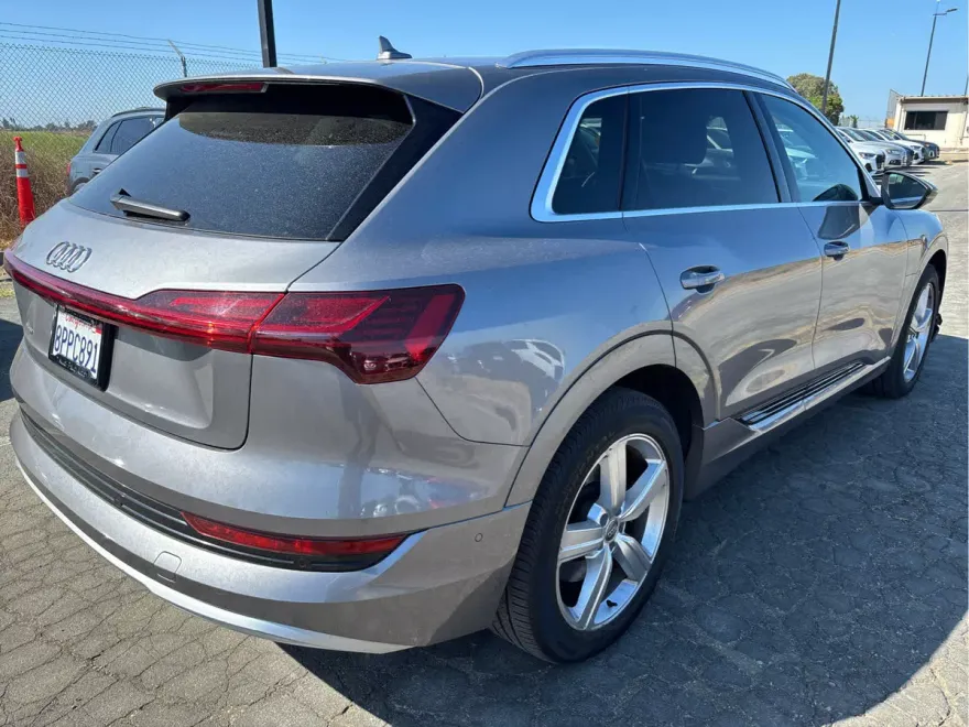 2019 Audi e-tron Premium Plus photo 1