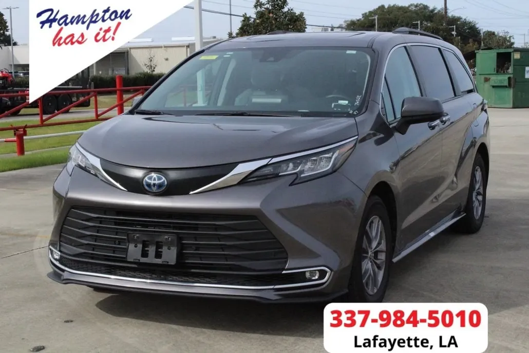 2023 Toyota Sienna XLE photo 1