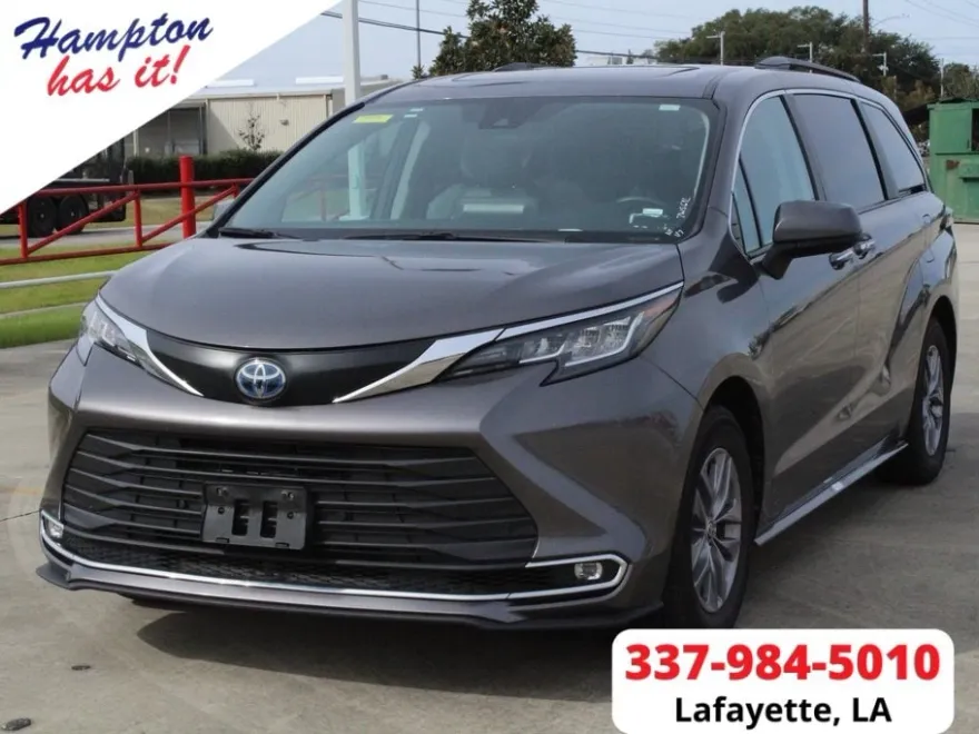 2023 Toyota Sienna XLE photo 1