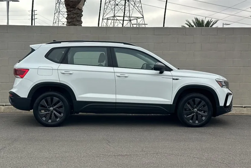 2022 Volkswagen Taos S photo 1
