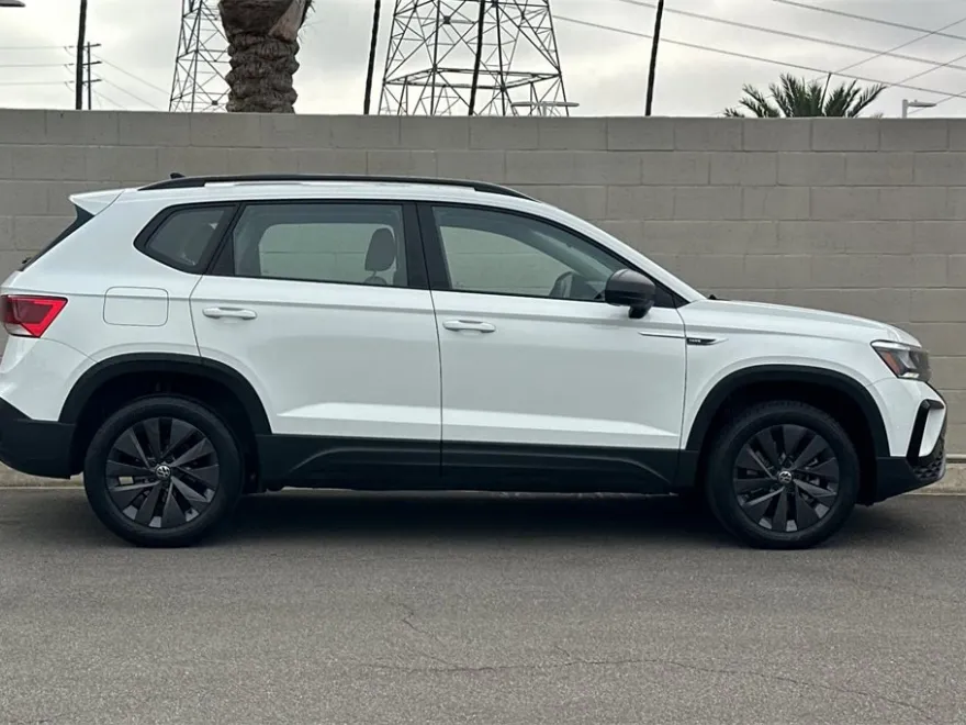 2022 Volkswagen Taos S photo 1