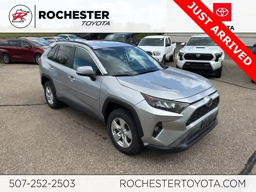 2021 Toyota RAV4 XLE photo 1