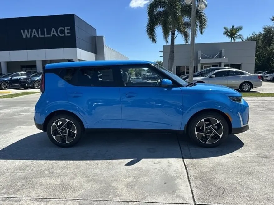 2025 Kia Soul EX photo 1