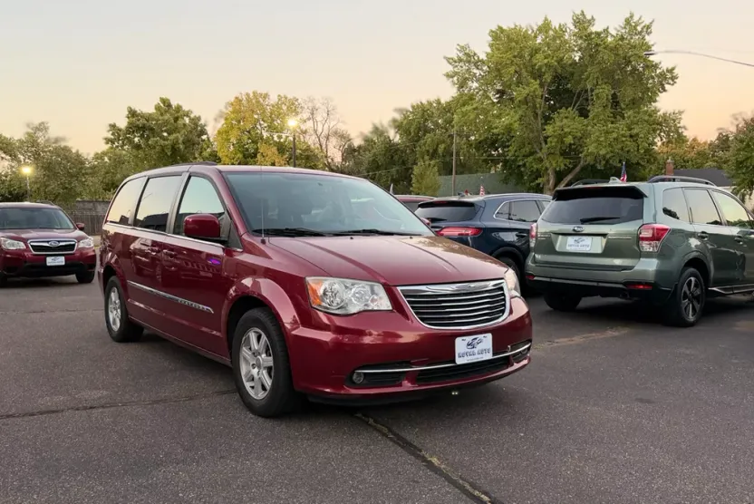 2012 Chrysler Town & Country Touring photo 1