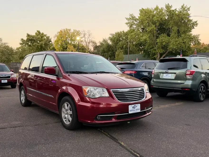 2012 Chrysler Town & Country Touring photo 1