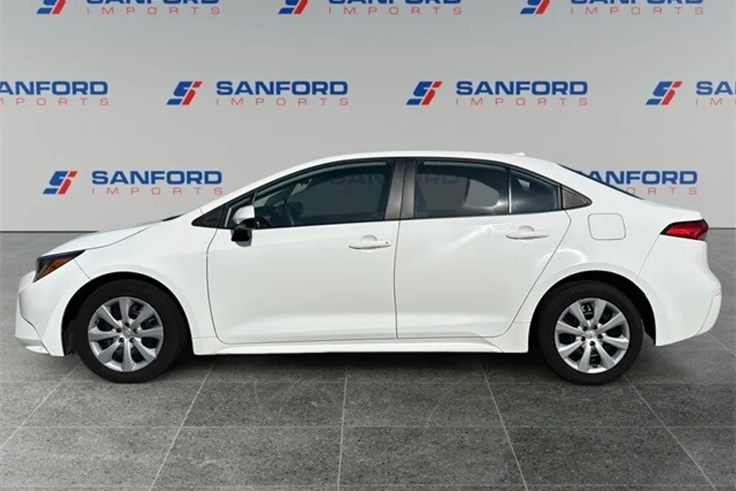 2023 Toyota Corolla LE photo 1